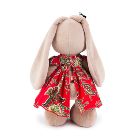 в красном платье и с клубничкой