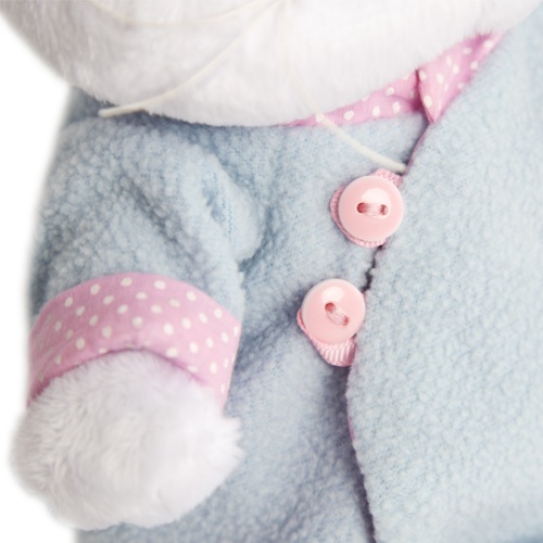 в голубой курточке в китайском стиле