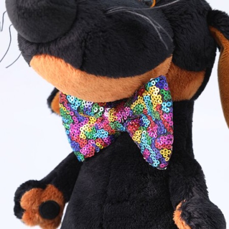 в галстуке-бабочке в пайетках