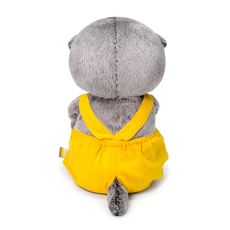 в вельветовом комбинезоне