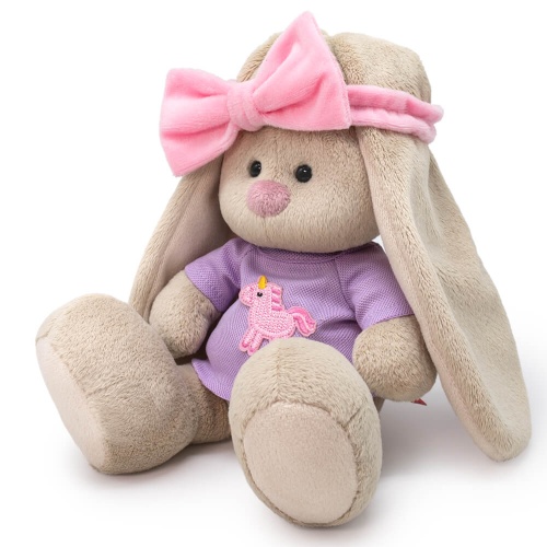 в повязке и футболке с аппликацией единорог