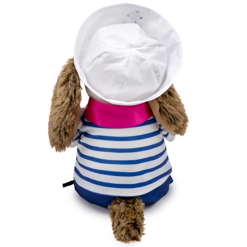 в матросском костюме