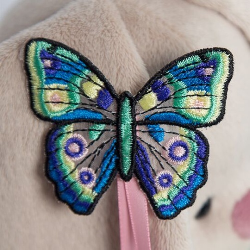 в зеленом платье с бабочкой