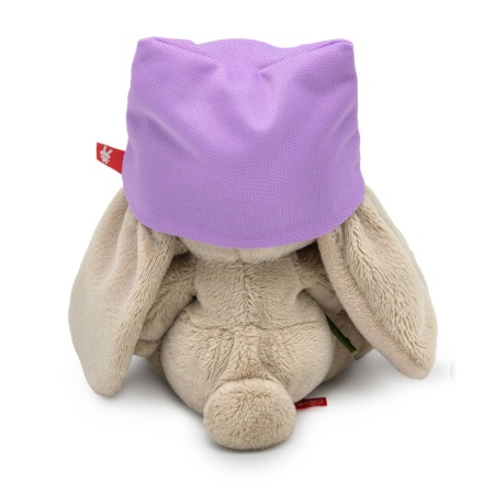 в шапочке и с букетом