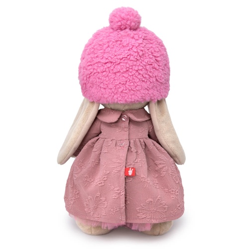 в платье и меховой шапке