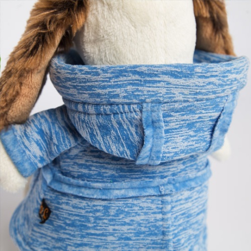 в голубой куртке "B&Co"