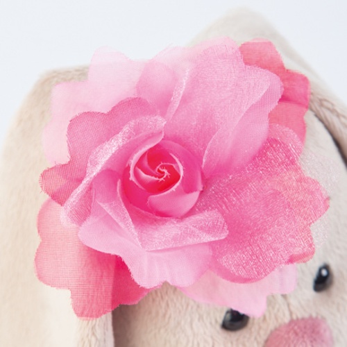 в зеленом платье и с цветком