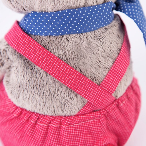 в красном комбинезоне