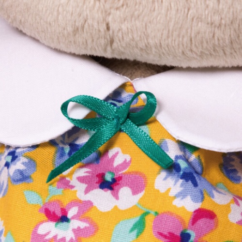 в комбинезоне с воротничком