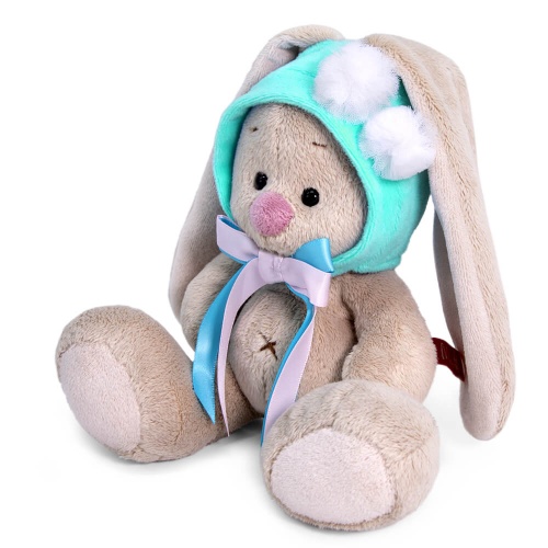 в шапочке с белыми помпонами