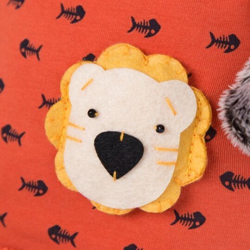 в оранжевой футболке в рыбки с львенком