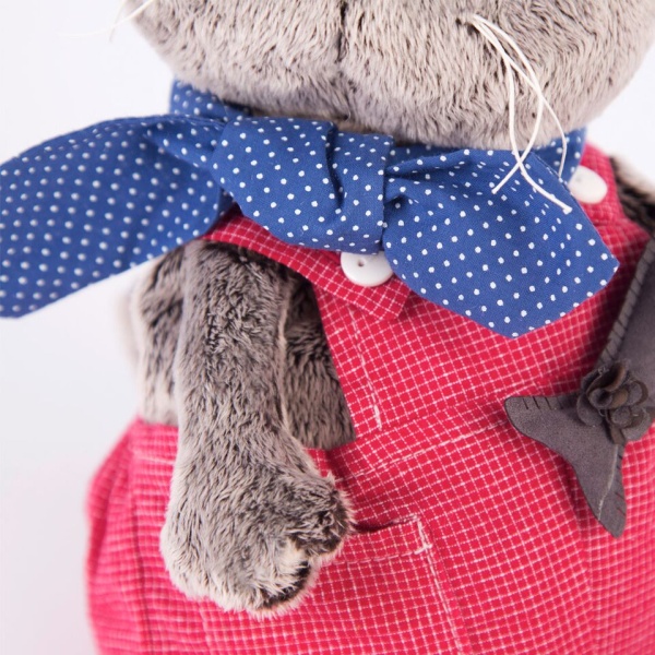 Басик в красном комбинезоне