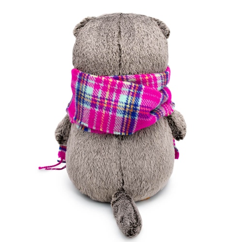 в ярко-розовом шарфе