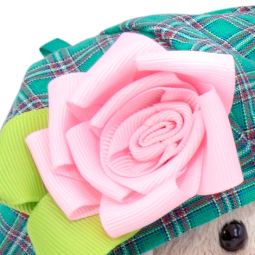 в берете и с сумочкой