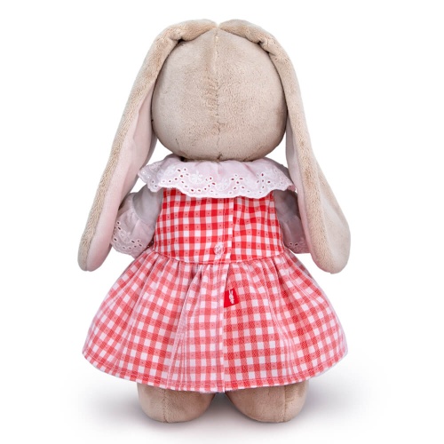 в сарафане в клетку