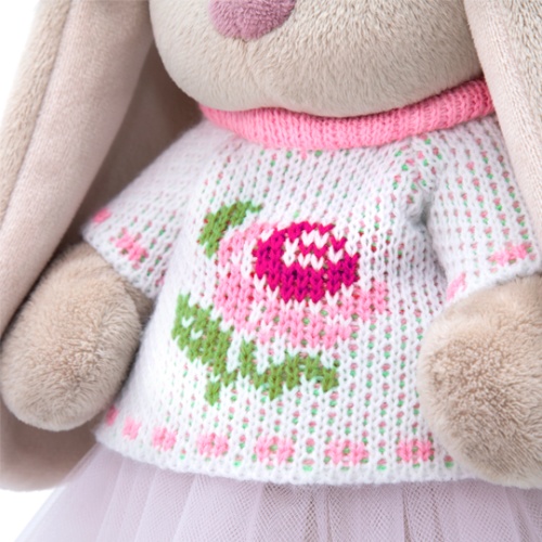 в жаккардовом свитере и юбке