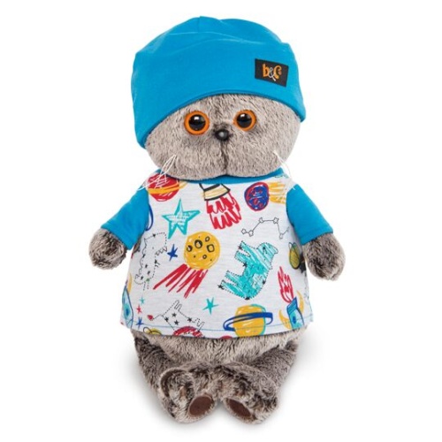 в футболке космос и в шапочке