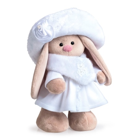 в белом пальто