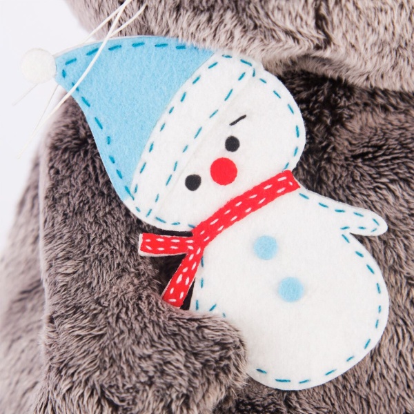 Басик в колпаке со снеговичком