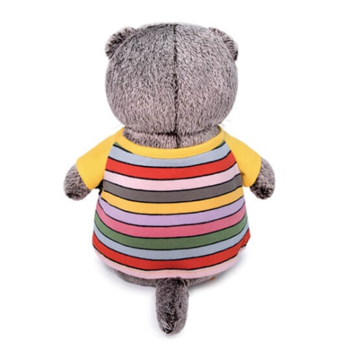 в полосатой футболке с карманом