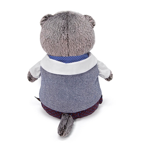 в костюмчике