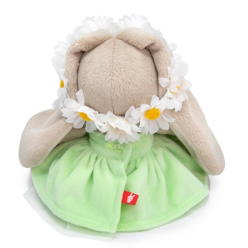 в веночке из ромашек