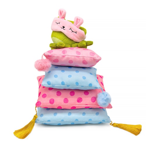 Оливия Кваковская с аксессуарами для сна