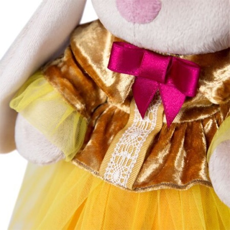 барышня в янтарно-золотом