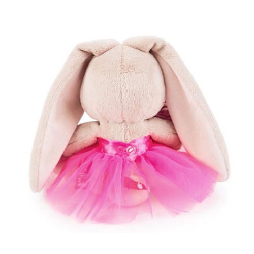 в розовой юбочке и с букетом