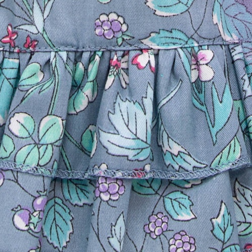 в юбке с оборками