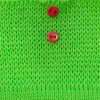 Зеленая безрукавка с красными пуговицами