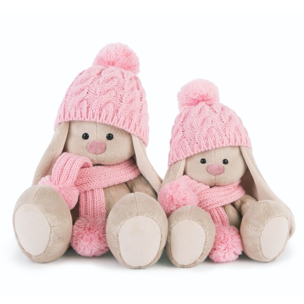 Зайка Ми в розовой шапочке и шарфе