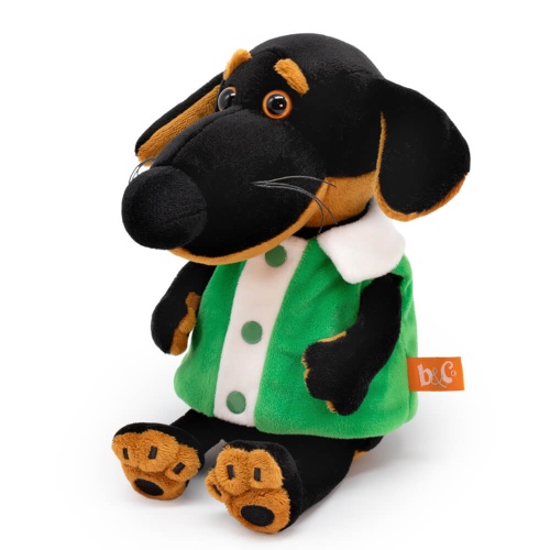 в жилете с белым воротником