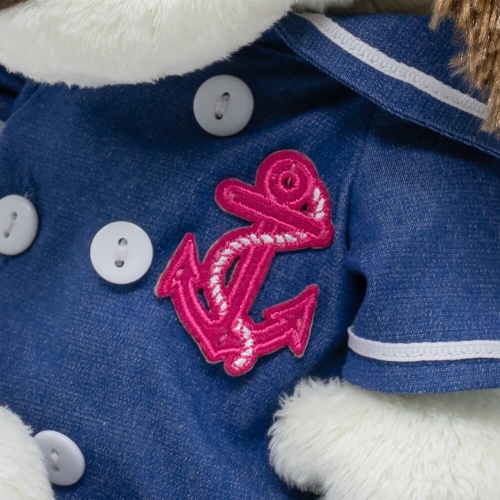 в комбинезоне с якорем