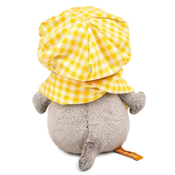 Басик беби в берете и шарфе в клетку