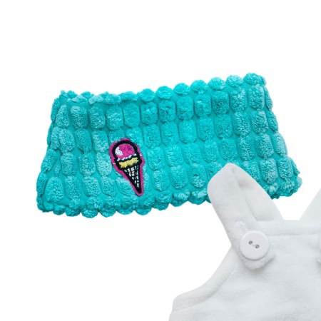 Бирюзовый снуд и белый комбинезон