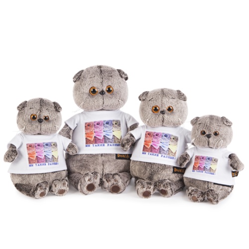 в футболке с принтом "Мы такие разные"