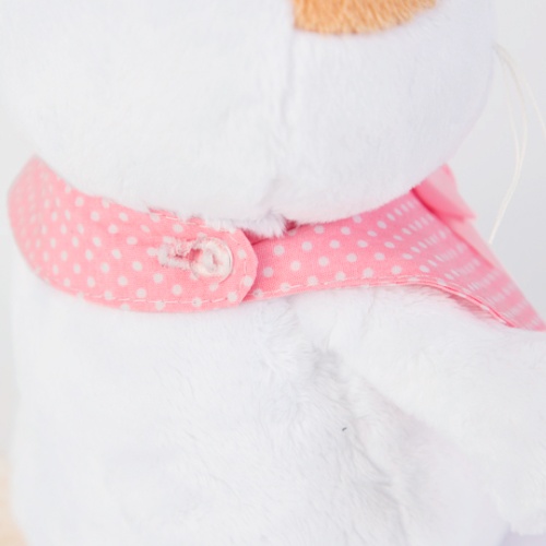 в розовом слюнявчике