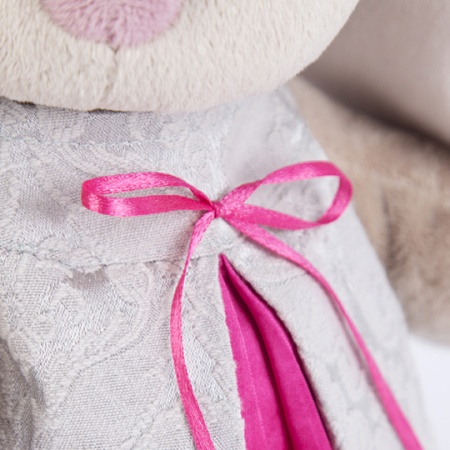 в сером платье из жаккарда