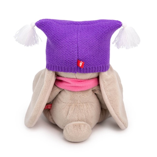 в шапке и шарфе