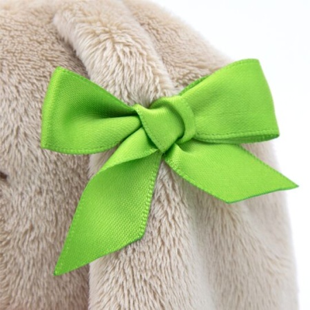 c букетом в розовой юбке