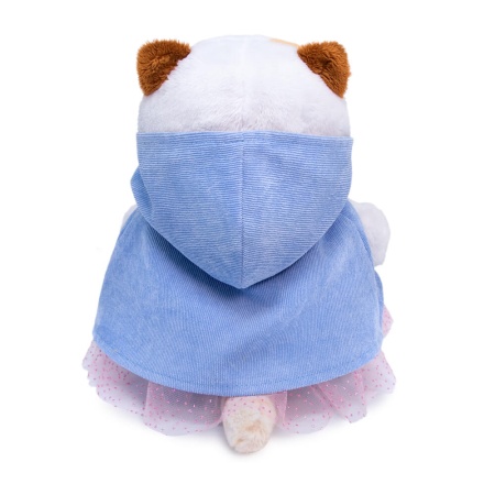 в накидке с капюшоном