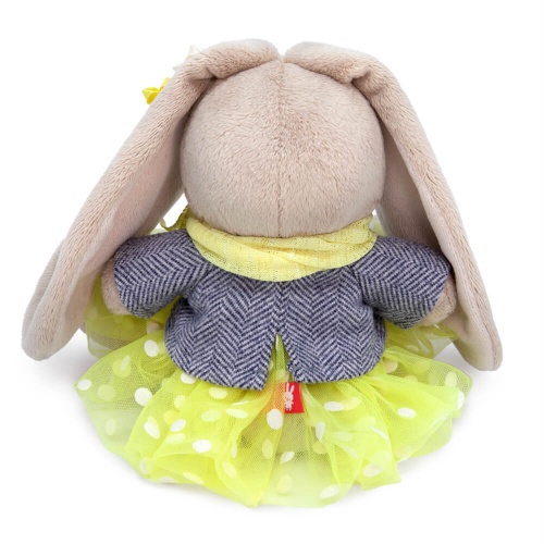 в жакете и юбке из сетки