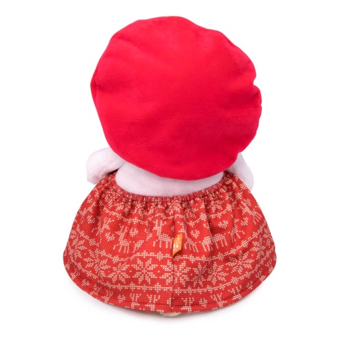 в берете и юбке с оленями