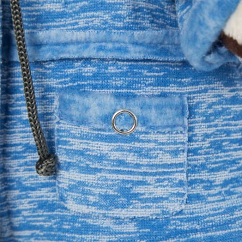 в голубой куртке "B&Co"