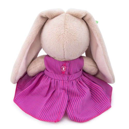 в розовом платье в полоску