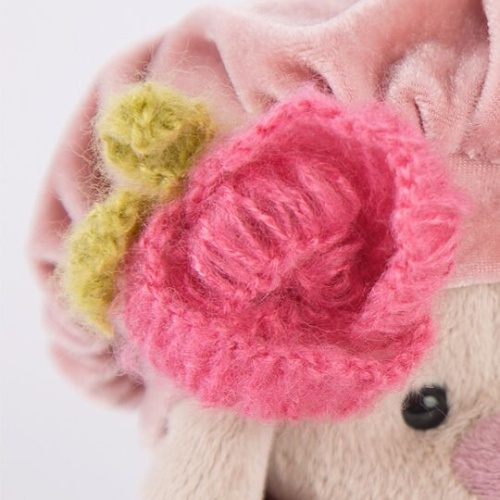 в берете с вязаным цветком