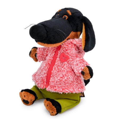 в теплом костюме с сердечком