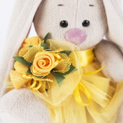 в желтой юбочке и с букетом