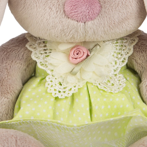 в сарафане с кружевной бабочкой